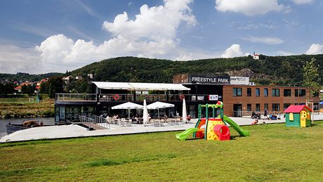 Restaurace, p�j�ovna, �atny a kancelá�e se na 70 m dlouhou lo� ve�ly bez problém�