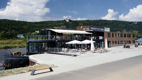Upravený prostor kolem �eky láká cyklisty i brusla�e 