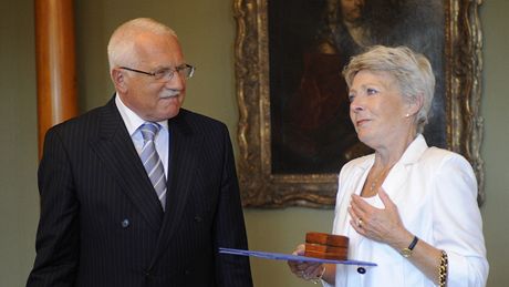 Prezident Václav Klaus pedal herece Jan tpánkové estnou plaketu