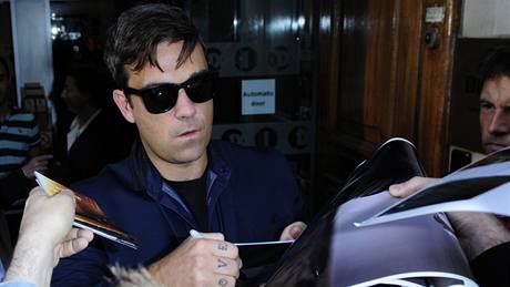 Robbie Williams se podepisuje fanoukm ped britskm Radio One, kde pedstavil svj nov singl Bodies