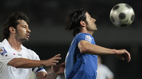 Gruzie - Itálie: hostující Vincenzo Iaquinta (vpravo) si kryje míč před Kacha Kachaladzem