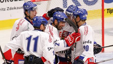 esko: hokejisté se radují z gólu