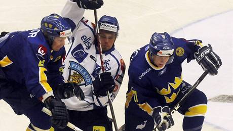 védsko - Finsko: finský hrá Arttu Luttinen bojuje mezi Johanem Harjuem (vlevo) a Patrikem Zackrissonem