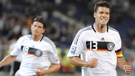 N�mecko: zálo�ník Michael Ballack se raduje z gólu