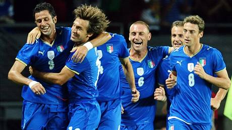 Itálie: fotbalisté se radují z gólu