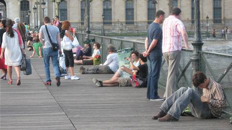 Takhle vypadá piknik na mstku hned za Louvrem