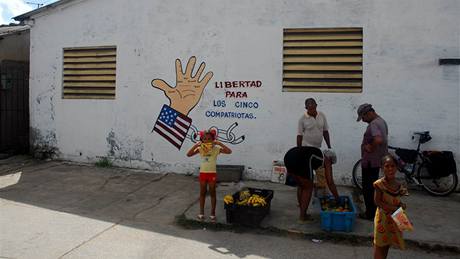 Po Kub na kole. Prodej ovoce. V pozadí heslo poadující svobodu pro pt mu odsouzených v USA za terorismus	
