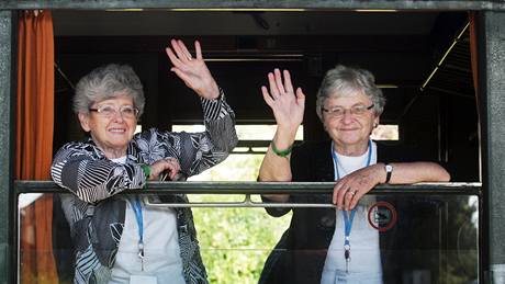 Sestry Milena Grenfell-Bainesova  a Eva Paddock uvnit Wintonova vlaku. (1. záí 2009)