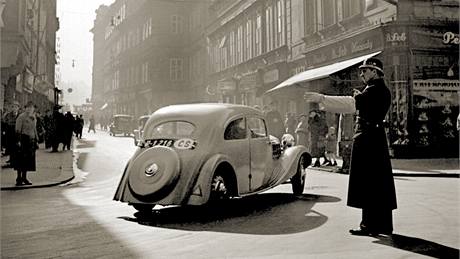 První praský dopravní stráník v roce 1939 na kiovatce ulic Rytíská a Na Mstku
