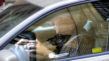 Milo Melák opoutí poslaneckou ubytovnu v Nerudov ulici v Praze. (2. záí 2009)