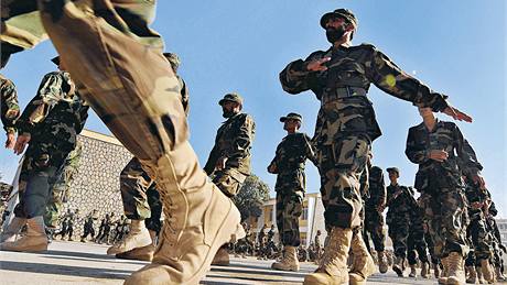 Rekruti Afghánské národní armády na cviiti. Vydrí jim bojový duch pes vycházky?