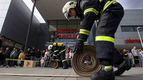 árka Chmurová jako jediná ena dokonila náronou sout hasi Iron Fireman (5. záí 2009)