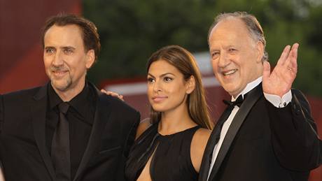 Werner Herzog (vpravo) povede festivalovou porotu Berlinale, na fotografii s Evou Mendes a Nicolasem Cagem.