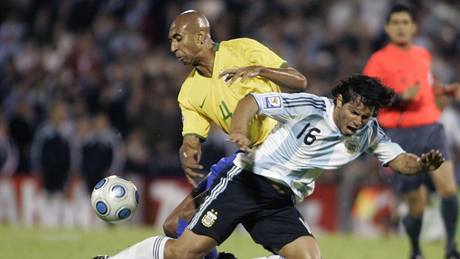 Argentina - Brazílie: domácí Sergio Aguero padá po souboji s Brazilcem Luisaem.