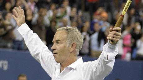 John McEnroe pi improvizované miniexhibici s Novakem Djokoviem