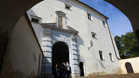 Dolní zámek v Kun�tát� p�e�el z Moravského archivu na Památkový ústav. Slavnostn� se vym�nily cedule.