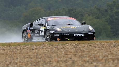 Ferrari víkend začal tréninkem za deště.