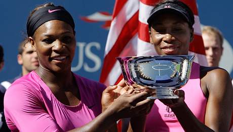 Serena (vlevo) a Venus Williamsovy, vtzky tyhry na US Open 2009