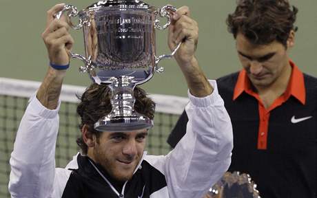 Vtzn Juan Martin Del Potro (vlevo), poraen Roger Federer. US Open 2009
