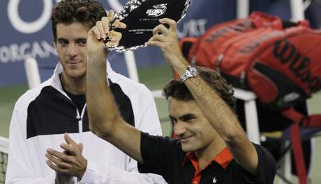 POPRVÉ PORAEN. Roger Federer (vpravo) poprvé s cenou pro poraeného finalistu US Open