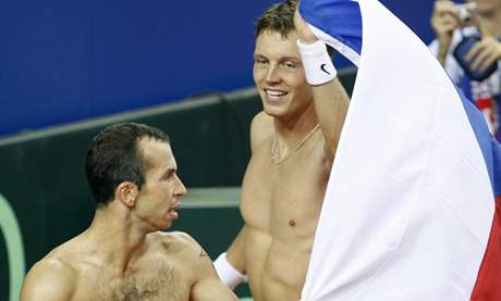 Radek tpnek (vlevo) a Tom Berdych slav postup do finle Davisova pohru