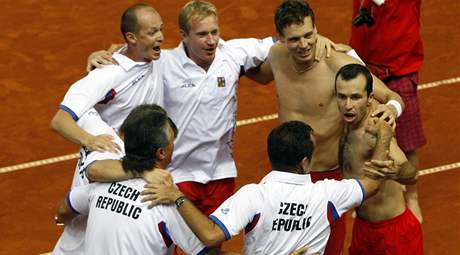 eský tým slaví postup do finále Davisova poháru