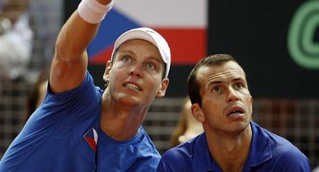 Tom Berdych (vlevo) a Radek tpnek. Dva pile eskho daviscupovho tmu