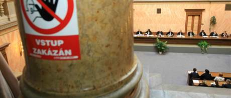 Skupina sedmnácti senátor ODS pod vedení Jiího Oberfalzera na pelomu srpna a záí napadla u Ústavního soudu tzv. vázaný mandát.
