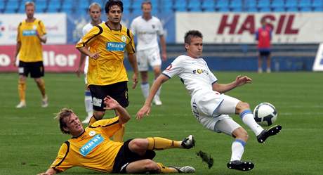 Ostrava - Bohemians Praha: domc Radim eznk (vlevo) bojuje o m