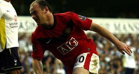 Takto slavil Rooney svj gól v anglické lize do sít Tottenhamu, v Lize mistr se ale neprosadil a byl stídán.