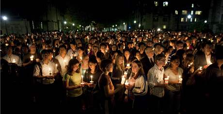 Studenti univerzity Yale uctili v pondl pamtku mrtv spoluaky Annie Le. (14. z 2009)