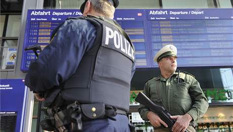 Nmecko po hrozb Al-Kajdy posílilo  kontroly na letitích a vlakových nádraích. Na snímku hlídají policisté berlínské nádraí. (19. záí 2009)