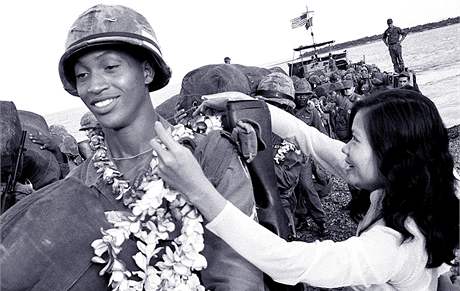 Jihovietnamka s radostí vítá amerického vojáka. (18. ledna 1966)