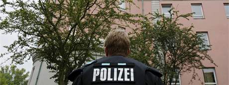 Nmecký policista u gymnázia v Ansbachu, kde útoník zranil nkolik student. (17. záí 2009)