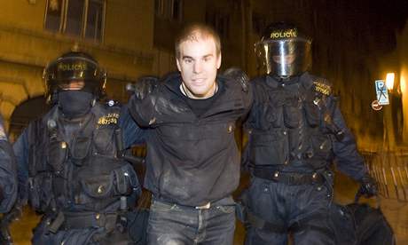 Redaktora iDNES.cz Pavla Eichlera, který byl v dom se squatery, v 01:40 zadrela policie. (13. záí 2009)