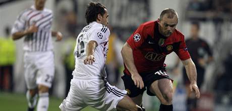 Besiktas - Manchester; Sivok (vlevo) zasahuje proti Rooneymu