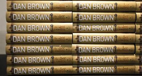 Dan Brown v esku prodal 105 tisíc výtisk Ztraceného symbolu.