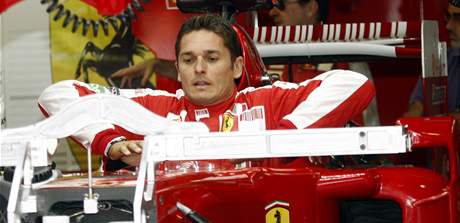 Giancarlo Fisichella u v barvách stáje Ferrari zkoumá monopost.