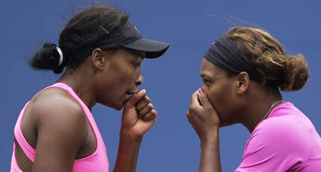Venus (vlevo) a Serena Williamsovy.