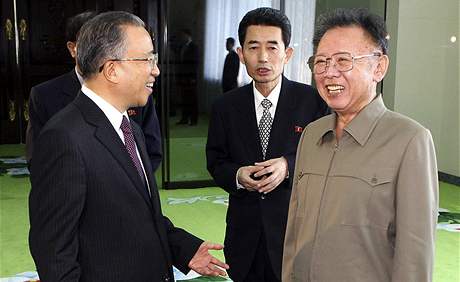 Severokorejský vdce Kim ong-il (vpravo) s ínským vyslancem Taj Ping-kuem (18. záí 2009)