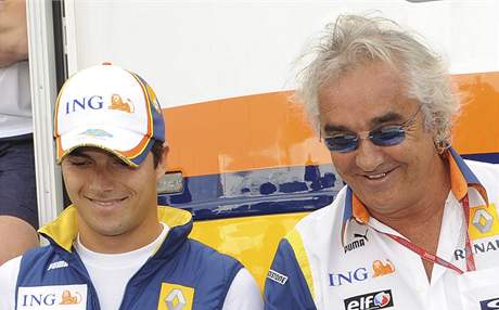 Nelson Piquet  (vlevo) a éf Renaultu Flavio Briatore