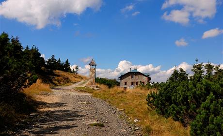 Jeseníky - turistická chata a zvonice na eráku