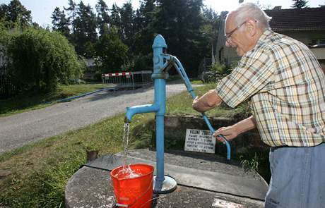 Lidé v Plzni kvli drahé vod vyuívají i vodu ze studní. (Ilustraní snímek)
