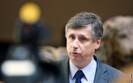 Premiér Jan Fischer po jednání Poslanecké snmovny. (15. záí 2009)