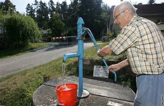 Lidé v Plzni kvůli drahé vodě využívají i vodu ze studní. (Ilustrační snímek)