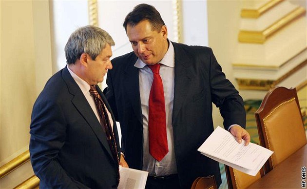 �éfové levicových stran Ji�í Paroubek a Vojt�ch Filip zkusí je�t� do voleb prosadit ve Sn�movn�, kde chybí jasná v�t�ina, �ásti svého volebního programu.