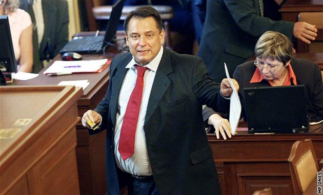 P�edseda �SSD Ji�í Paroubek m��e mít radost. Ovládl Sn�movnu a ta v úterý projednávala pouze návrhy odpovídající volebnímu programu sociální demokracie.