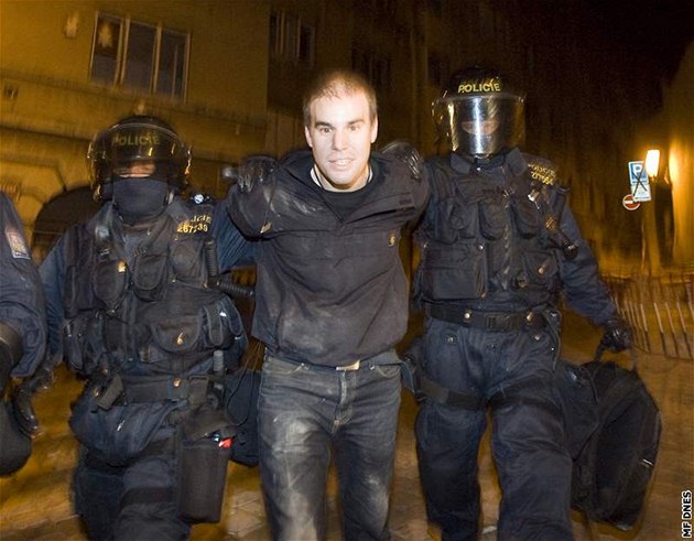 Redaktora iDNES.cz Pavla Eichlera, který byl v dom� se squatery, v 01:40 zadr�ela policie. (13. zá�í 2009)