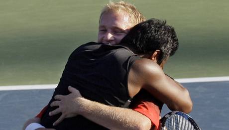 Luk Dlouh (elem) a Leander Paes se raduj z triumfu na US Open 2009