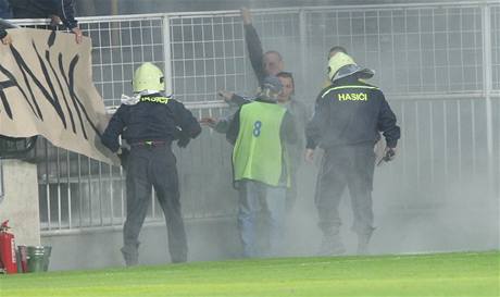 Policie musela zashnout na stadionu v Opav kvli vtrnostem chulign pi zpase domcch s Bankem Ostrava